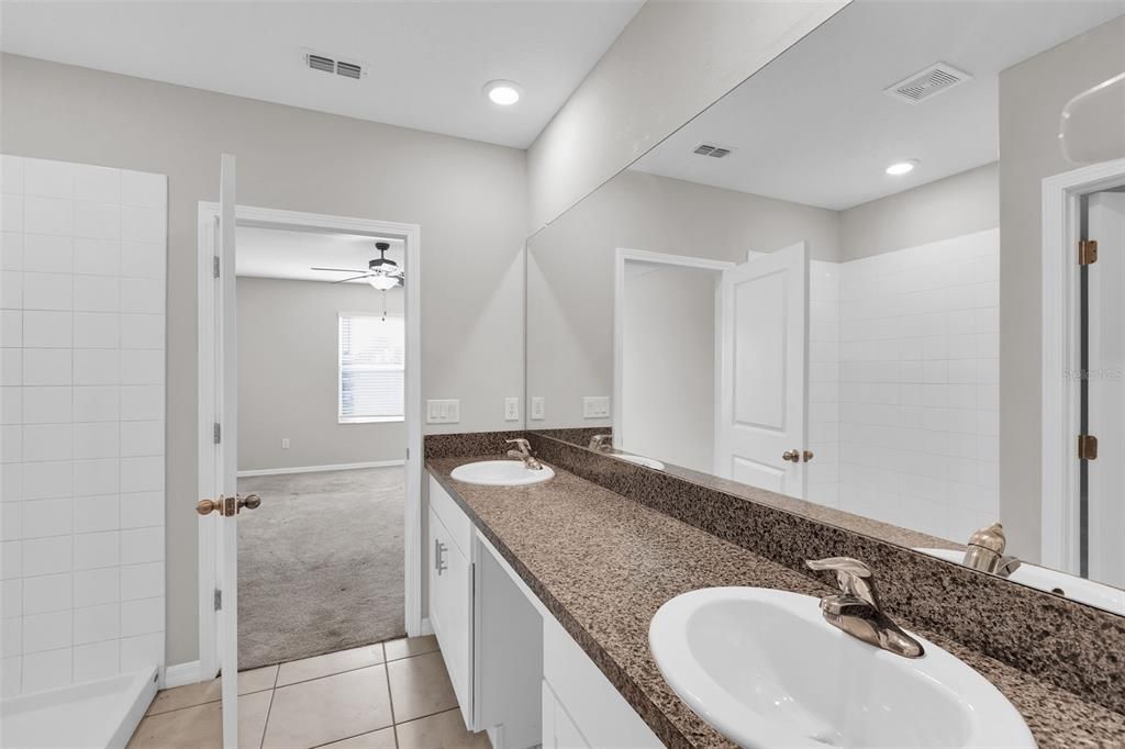 待售: $385,000 (5 贝兹, 2 浴室, 2415 平方英尺)