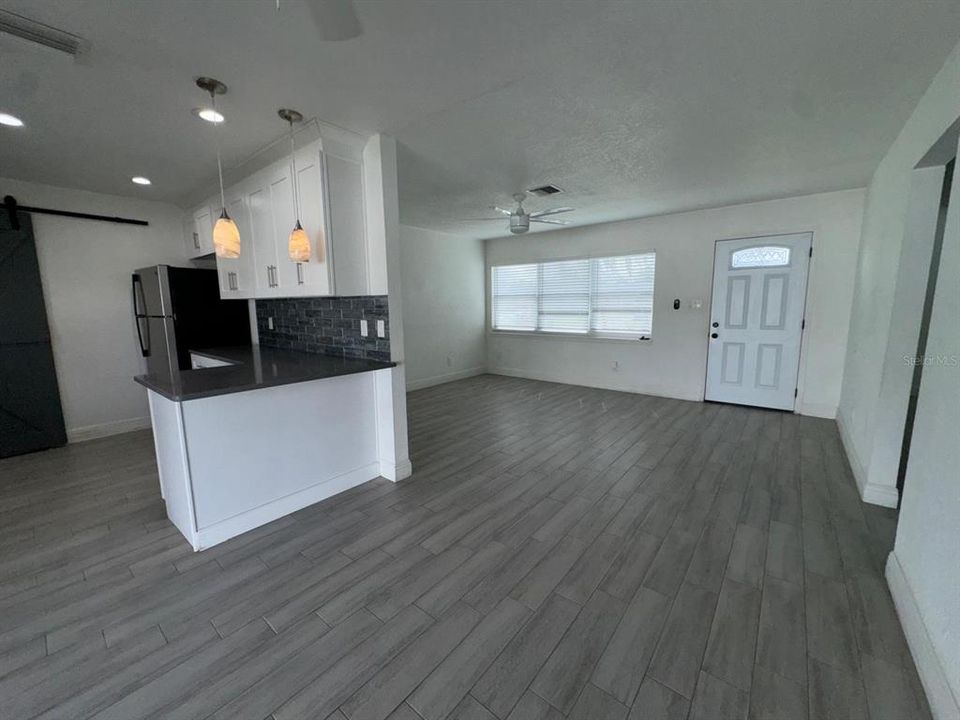 出租: $2,500 (3 贝兹, 1 浴室, 1300 平方英尺)