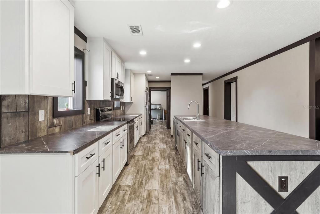 En Venta: $319,900 (4 camas, 3 baños, 1980 Pies cuadrados)