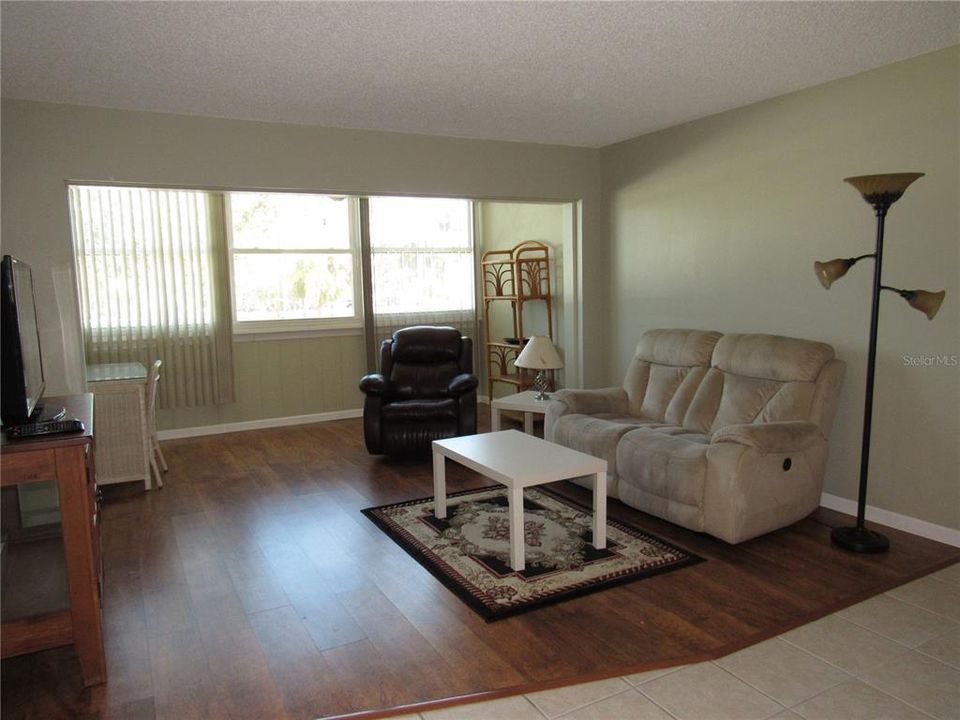 For Sale: $92,900 (2 beds, 2 baths, 919 Square Feet)