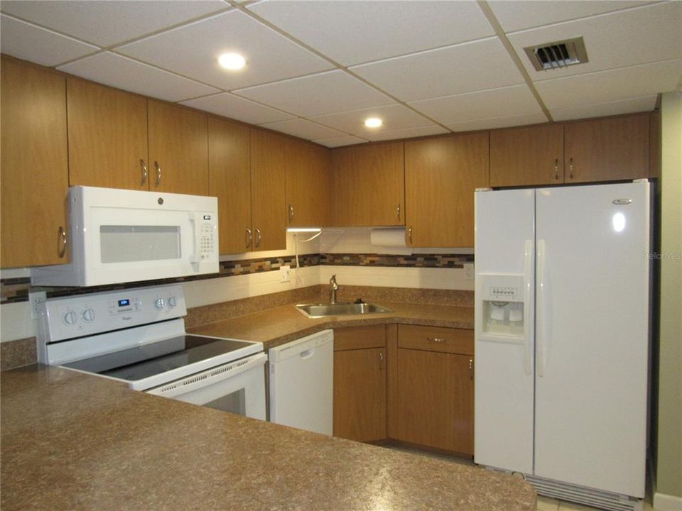 For Sale: $92,900 (2 beds, 2 baths, 919 Square Feet)