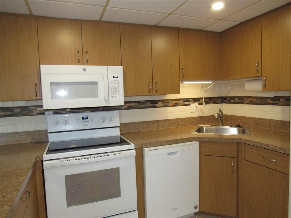 For Sale: $92,900 (2 beds, 2 baths, 919 Square Feet)