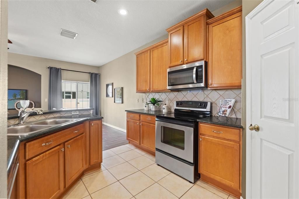 На продажу: $449,900 (3 спален, 2 ванн, 1635 Квадратных фут)