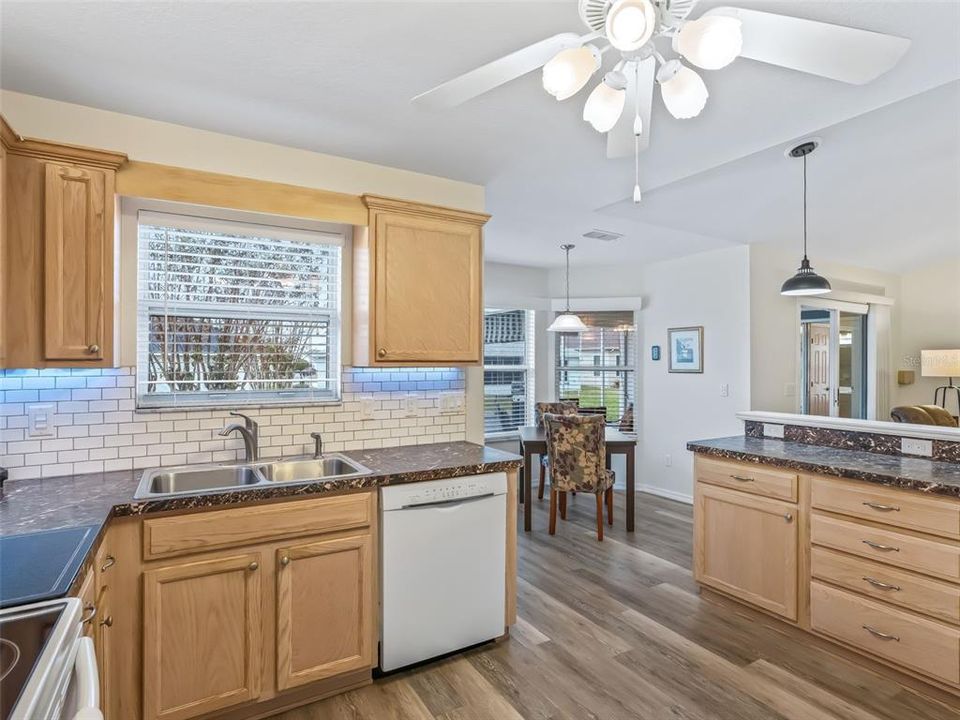 На продажу: $289,900 (3 спален, 2 ванн, 1515 Квадратных фут)