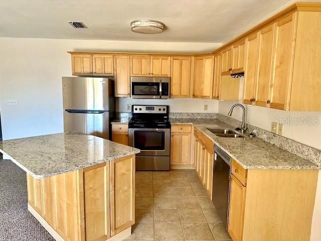 В аренду: $2,400 (2 спален, 2 ванн, 985 Квадратных фут)