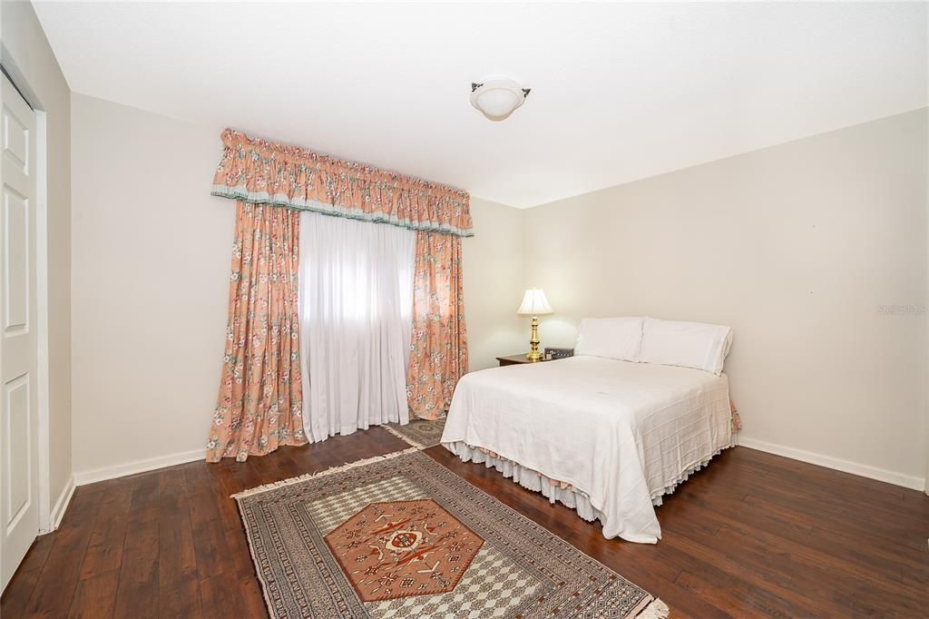 For Sale: $170,000 (2 beds, 2 baths, 979 Square Feet)