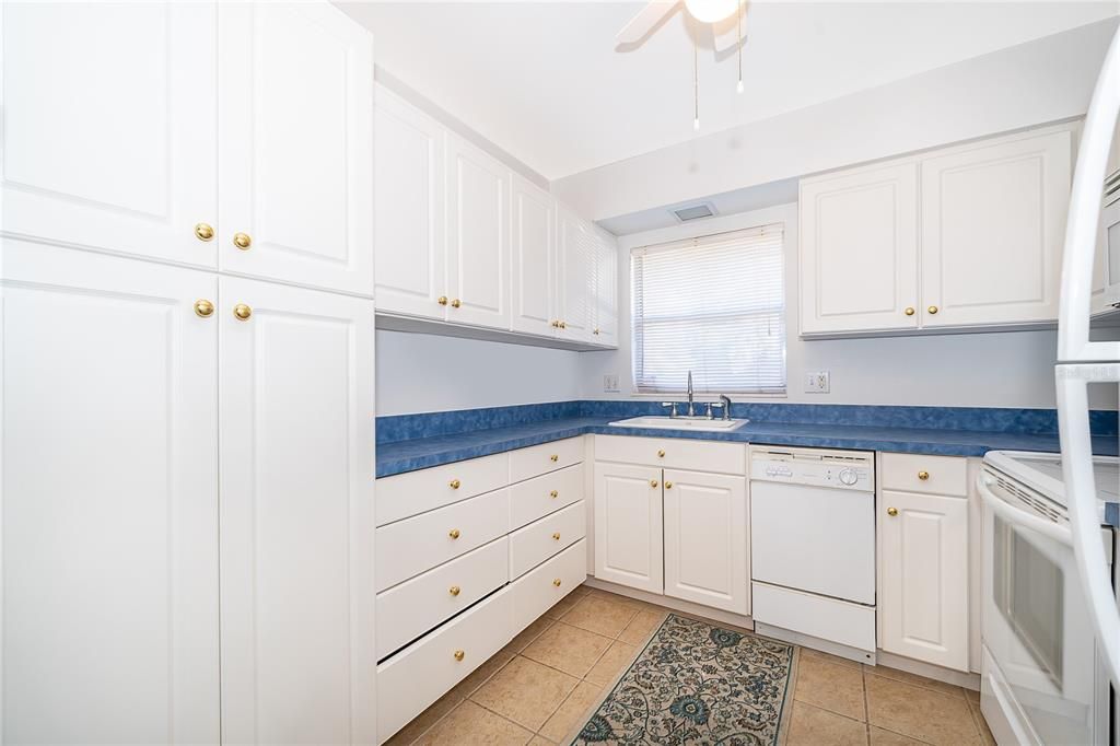 For Sale: $170,000 (2 beds, 2 baths, 979 Square Feet)