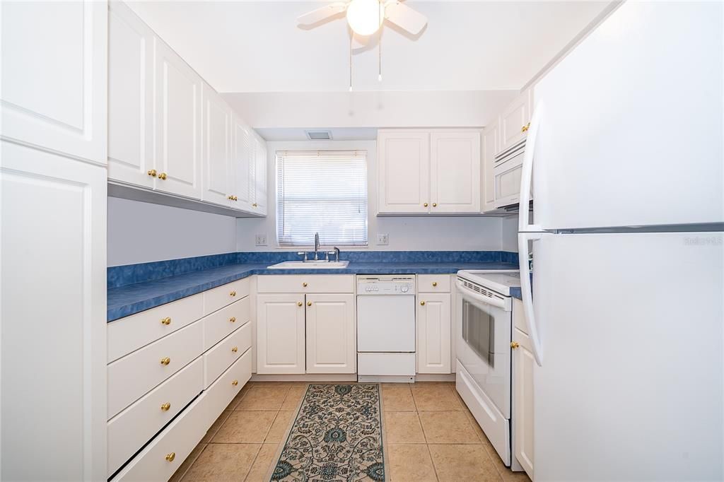 For Sale: $170,000 (2 beds, 2 baths, 979 Square Feet)