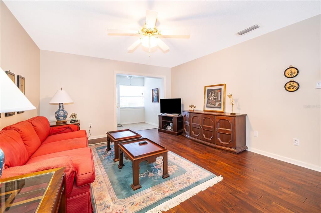 For Sale: $170,000 (2 beds, 2 baths, 979 Square Feet)