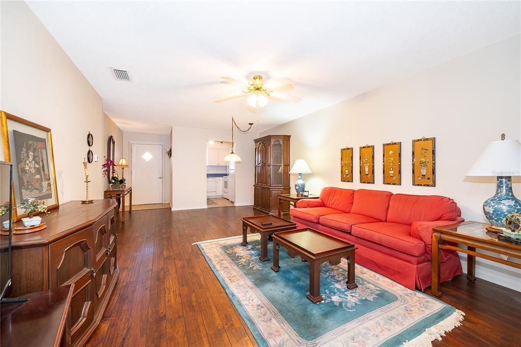 For Sale: $170,000 (2 beds, 2 baths, 979 Square Feet)