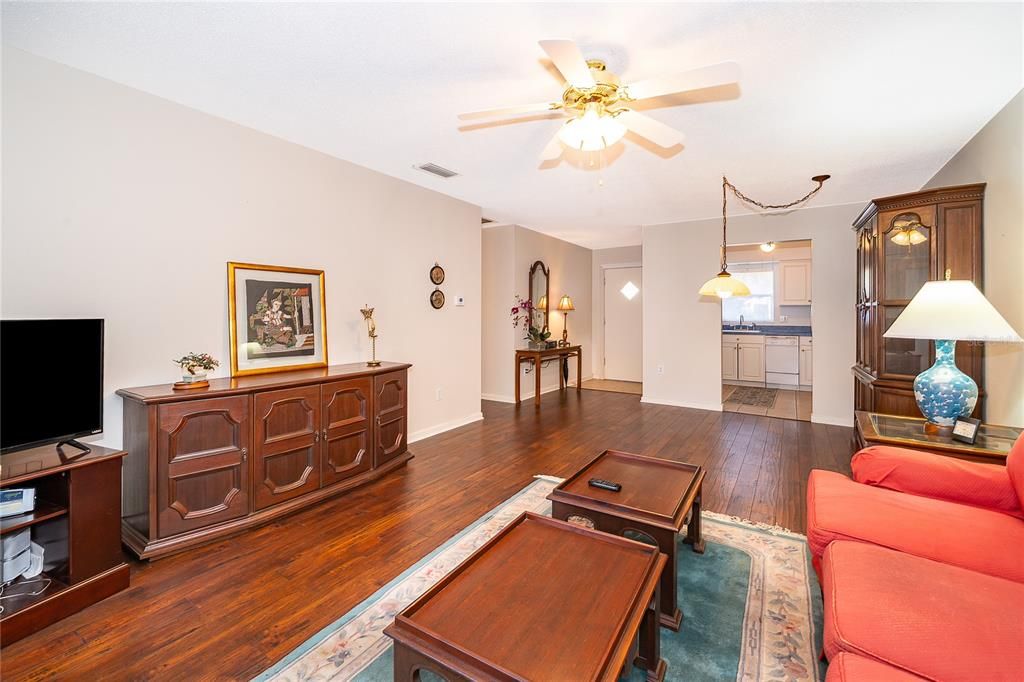 For Sale: $170,000 (2 beds, 2 baths, 979 Square Feet)