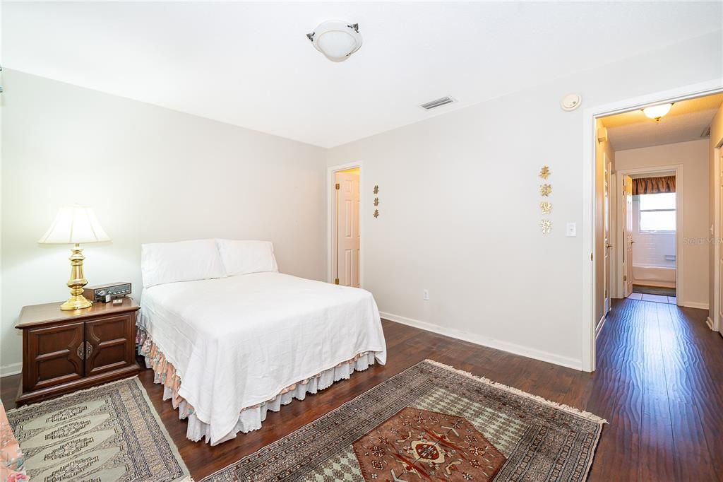 For Sale: $170,000 (2 beds, 2 baths, 979 Square Feet)