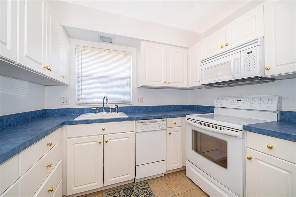 For Sale: $170,000 (2 beds, 2 baths, 979 Square Feet)