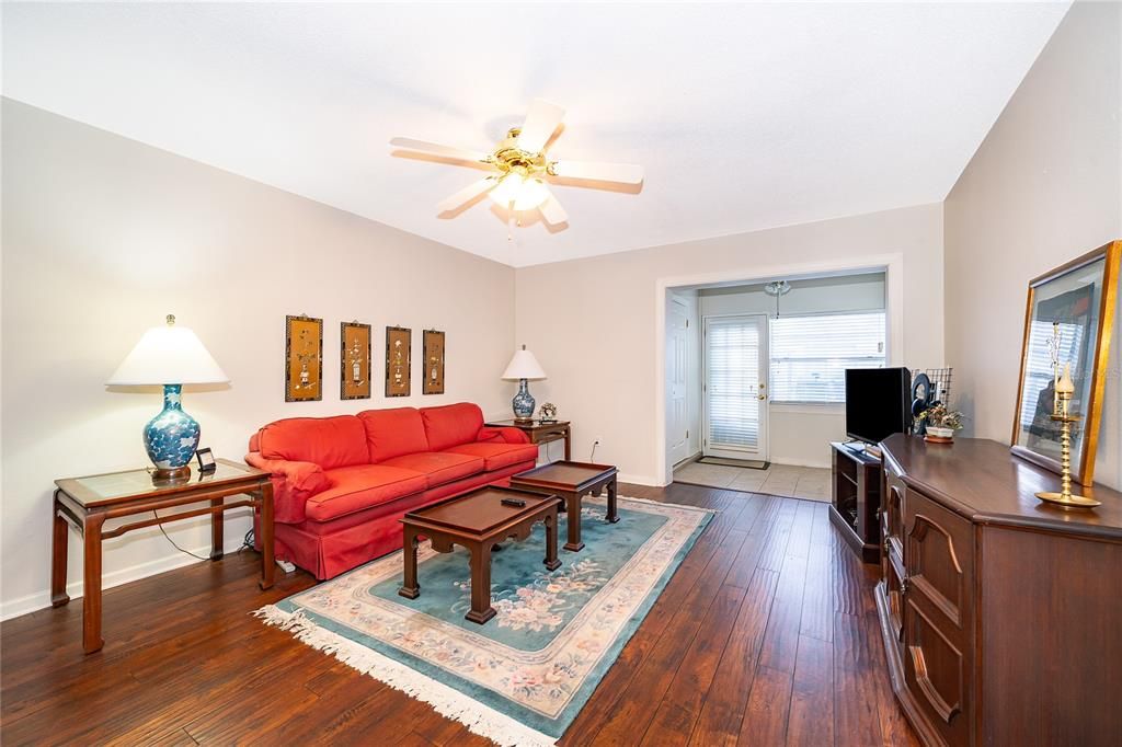 For Sale: $170,000 (2 beds, 2 baths, 979 Square Feet)