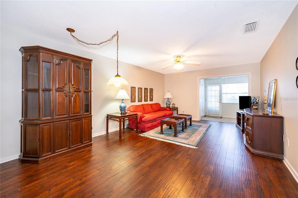 For Sale: $170,000 (2 beds, 2 baths, 979 Square Feet)