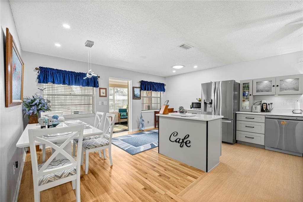 待售: $174,900 (2 贝兹, 2 浴室, 1314 平方英尺)