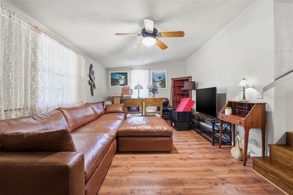 На продажу: $359,000 (3 спален, 2 ванн, 1432 Квадратных фут)