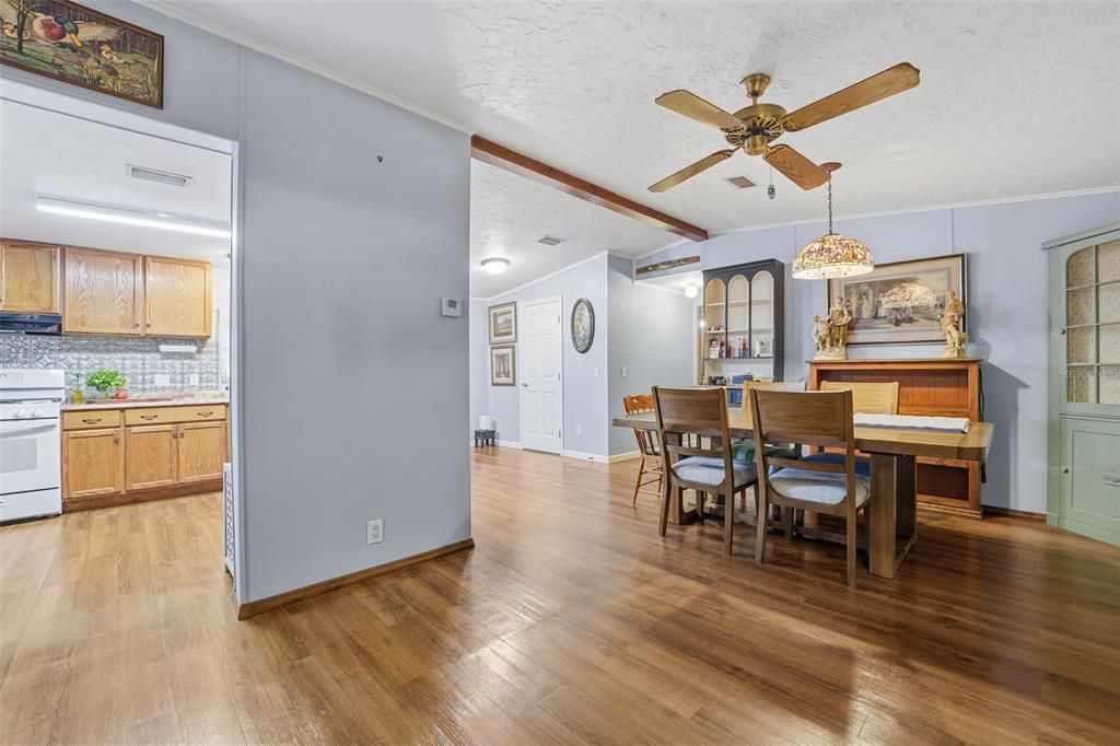 На продажу: $359,000 (3 спален, 2 ванн, 1432 Квадратных фут)