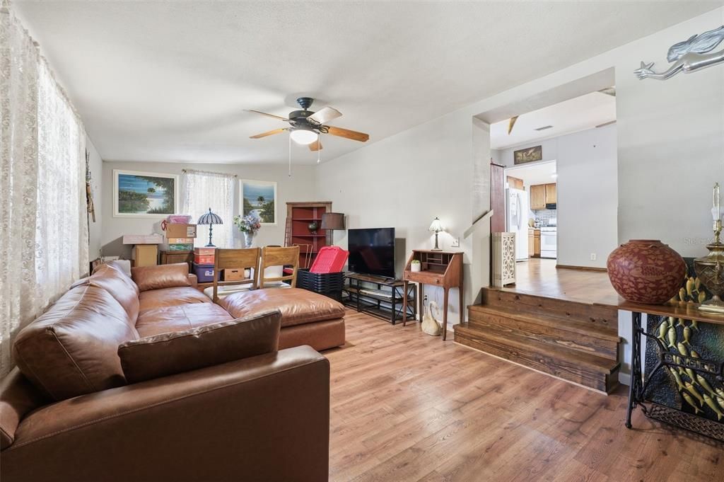 На продажу: $359,000 (3 спален, 2 ванн, 1432 Квадратных фут)