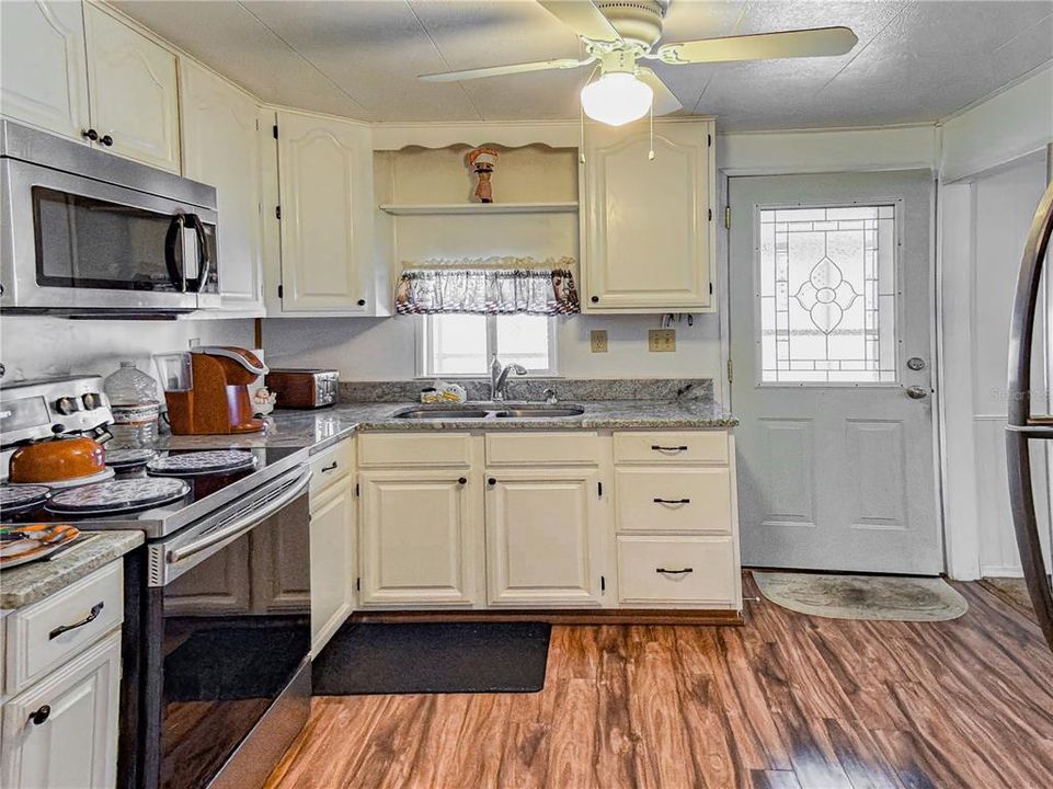 待售: $139,900 (2 贝兹, 2 浴室, 960 平方英尺)