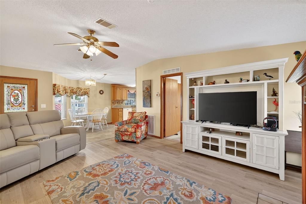 For Sale: $217,000 (3 beds, 2 baths, 1390 Square Feet)