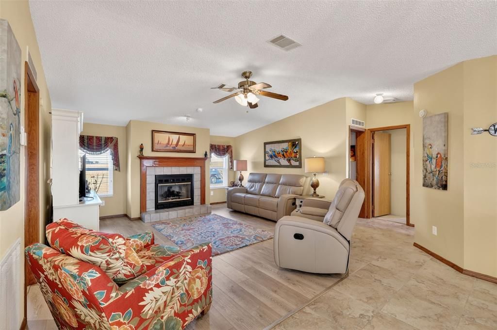 For Sale: $217,000 (3 beds, 2 baths, 1390 Square Feet)