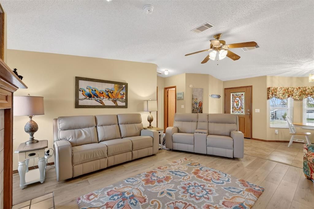 For Sale: $217,000 (3 beds, 2 baths, 1390 Square Feet)