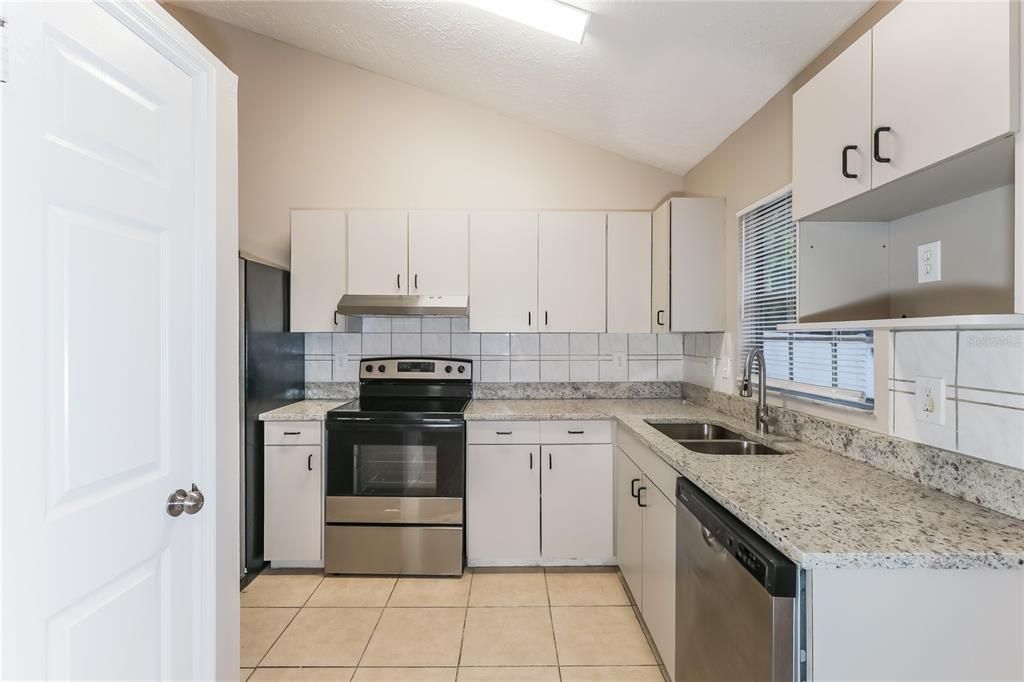 待售: $439,000 (4 贝兹, 4 浴室, 2269 平方英尺)