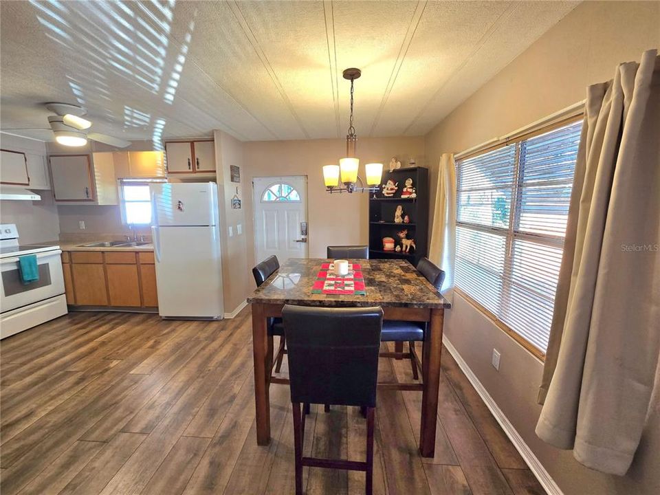 На продажу: $140,000 (2 спален, 1 ванн, 1056 Квадратных фут)