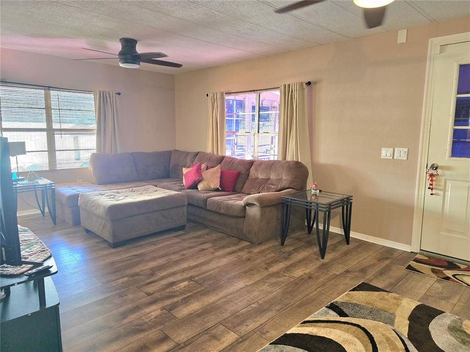 На продажу: $140,000 (2 спален, 1 ванн, 1056 Квадратных фут)