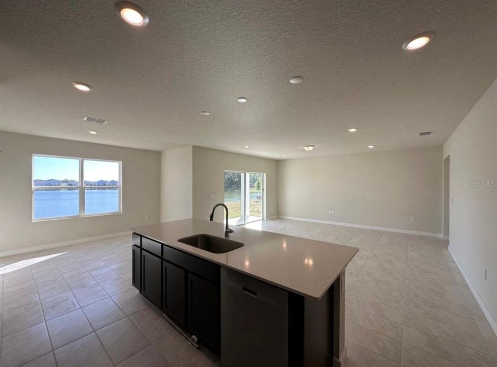 En Venta: $528,000 (5 camas, 2 baños, 2615 Pies cuadrados)