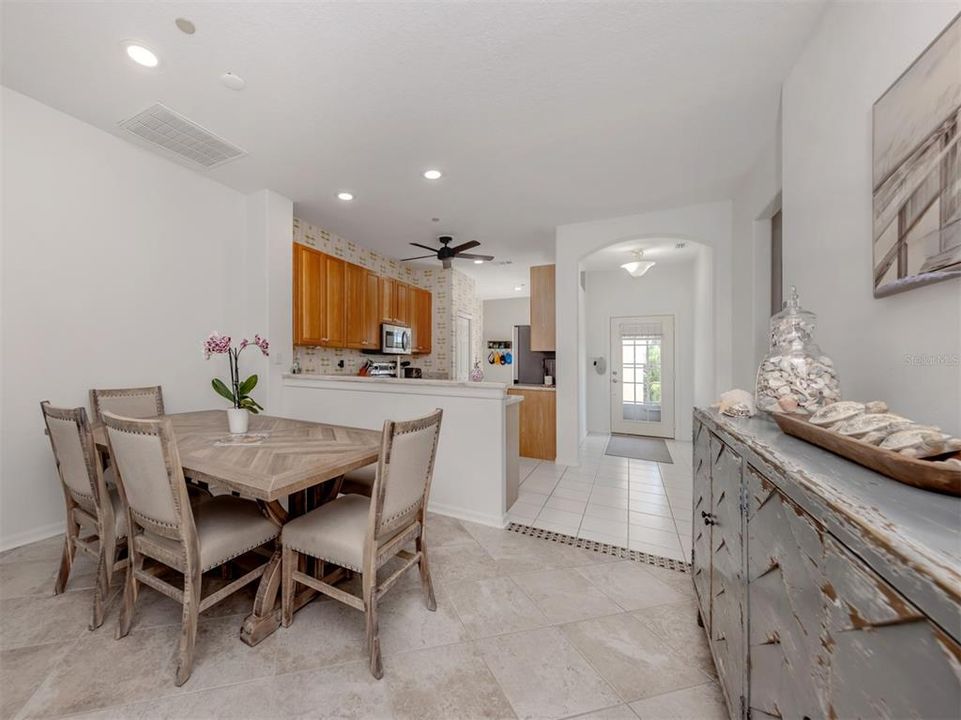 На продажу: $339,000 (2 спален, 2 ванн, 1432 Квадратных фут)