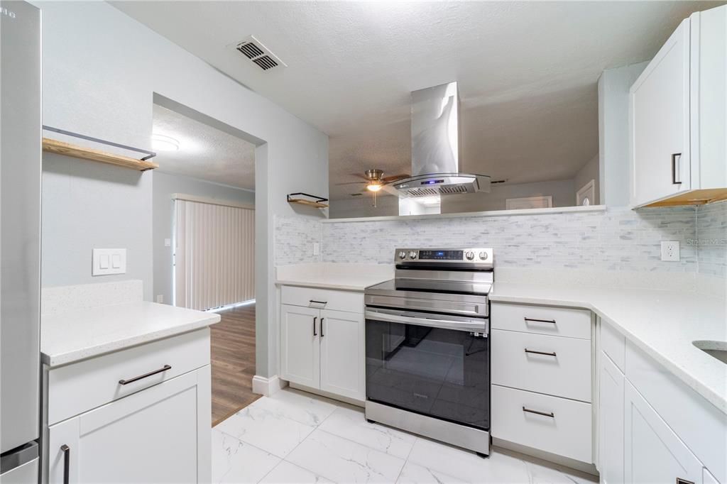 For Rent: $2,000 (2 beds, 1 baths, 912 Square Feet)