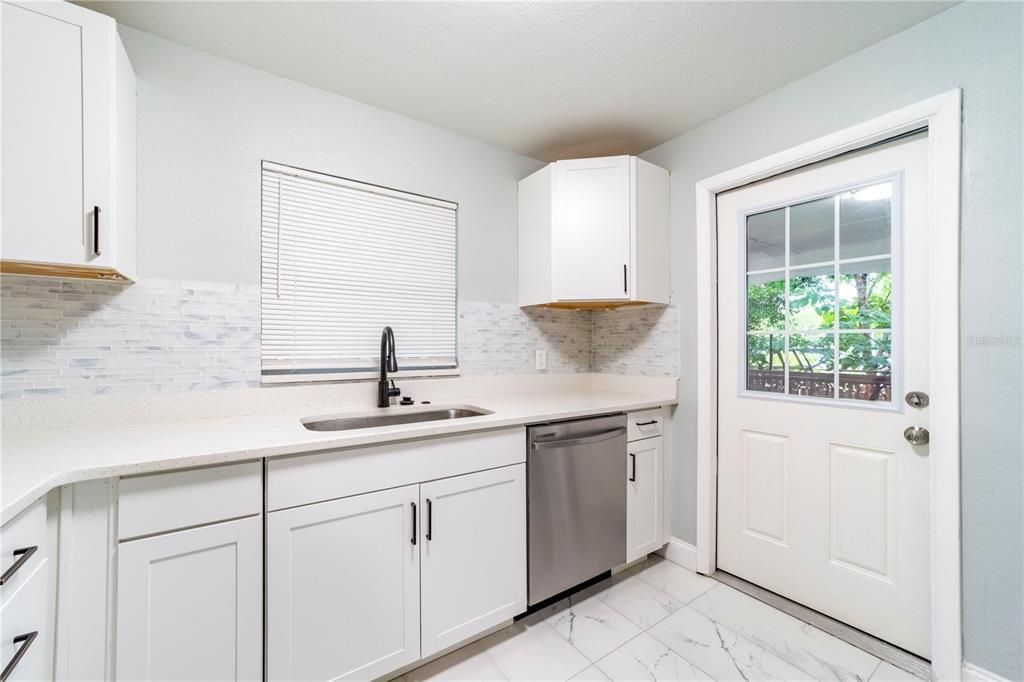 For Rent: $2,000 (2 beds, 1 baths, 912 Square Feet)