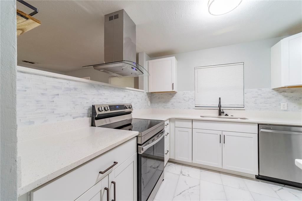 For Rent: $2,000 (2 beds, 1 baths, 912 Square Feet)