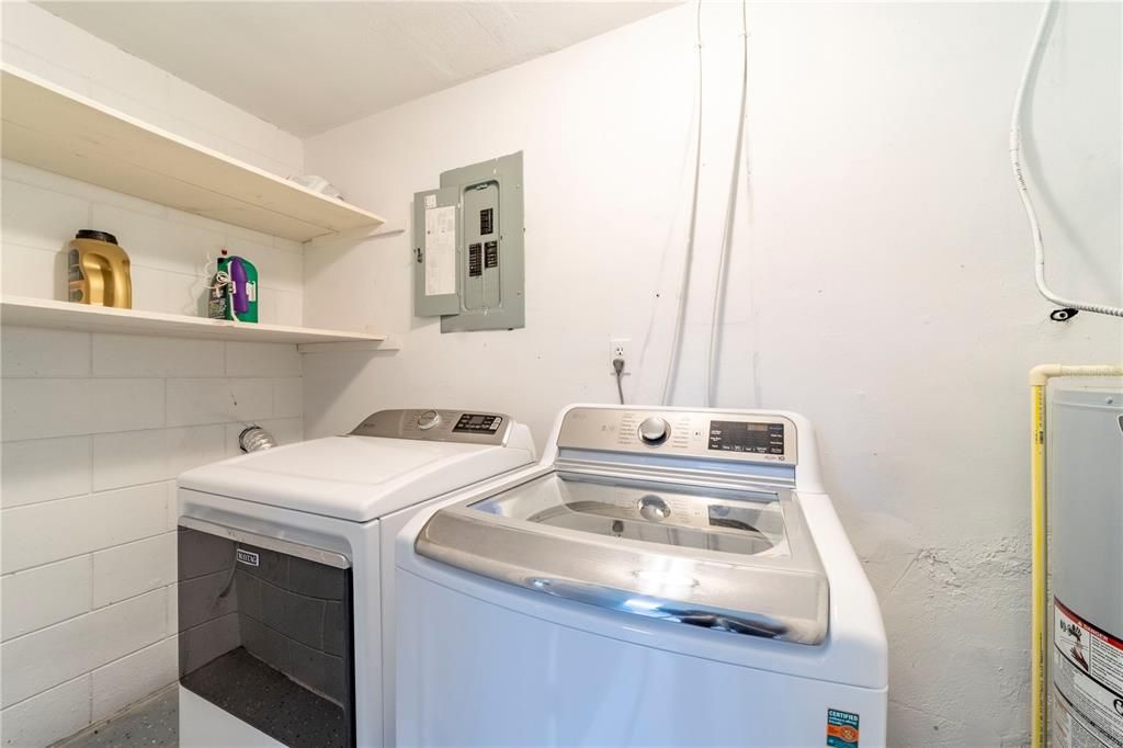 For Rent: $2,000 (2 beds, 1 baths, 912 Square Feet)