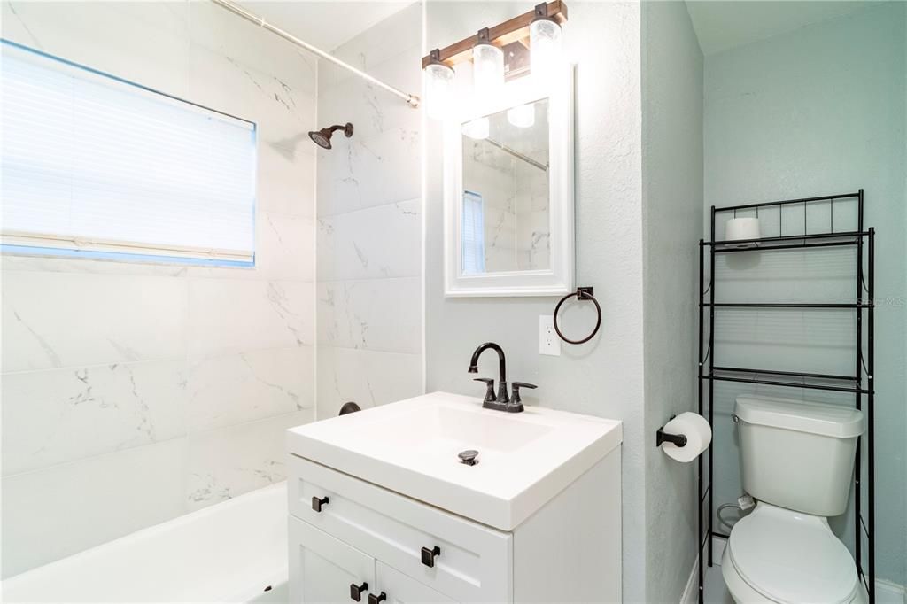 For Rent: $2,000 (2 beds, 1 baths, 912 Square Feet)