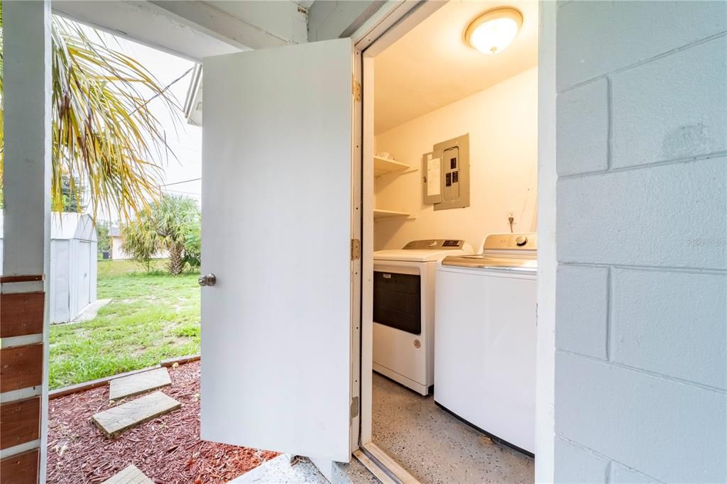 For Rent: $2,000 (2 beds, 1 baths, 912 Square Feet)