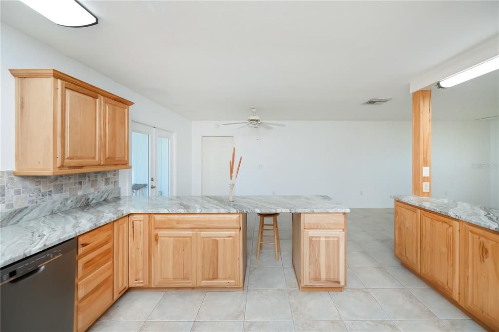 待售: $395,000 (3 贝兹, 2 浴室, 1202 平方英尺)