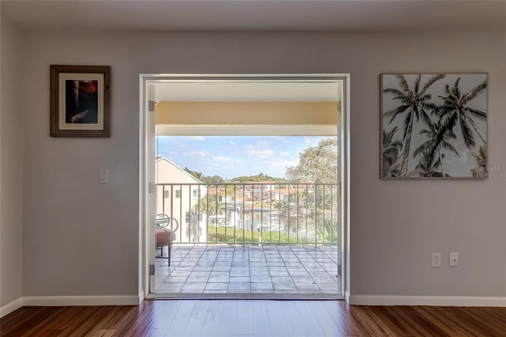 На продажу: $390,000 (2 спален, 2 ванн, 900 Квадратных фут)