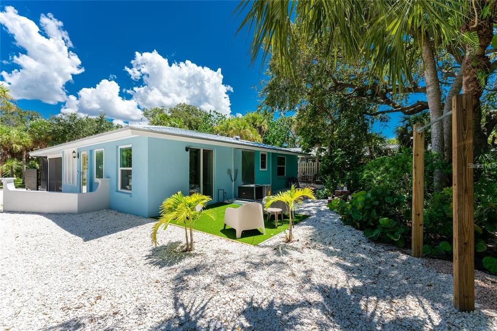 For Sale: $839,000 (2 beds, 2 baths, 1118 Square Feet)