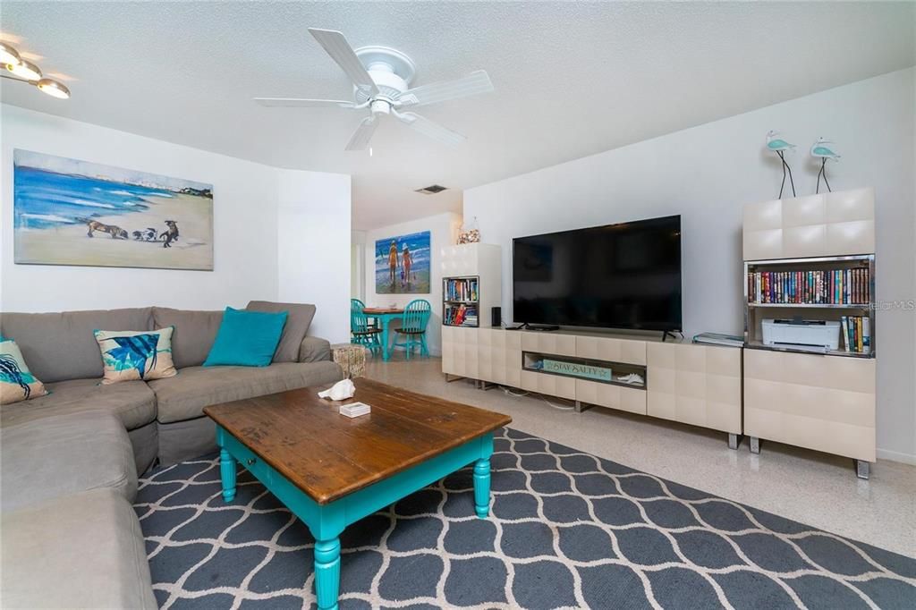 For Sale: $839,000 (2 beds, 2 baths, 1118 Square Feet)