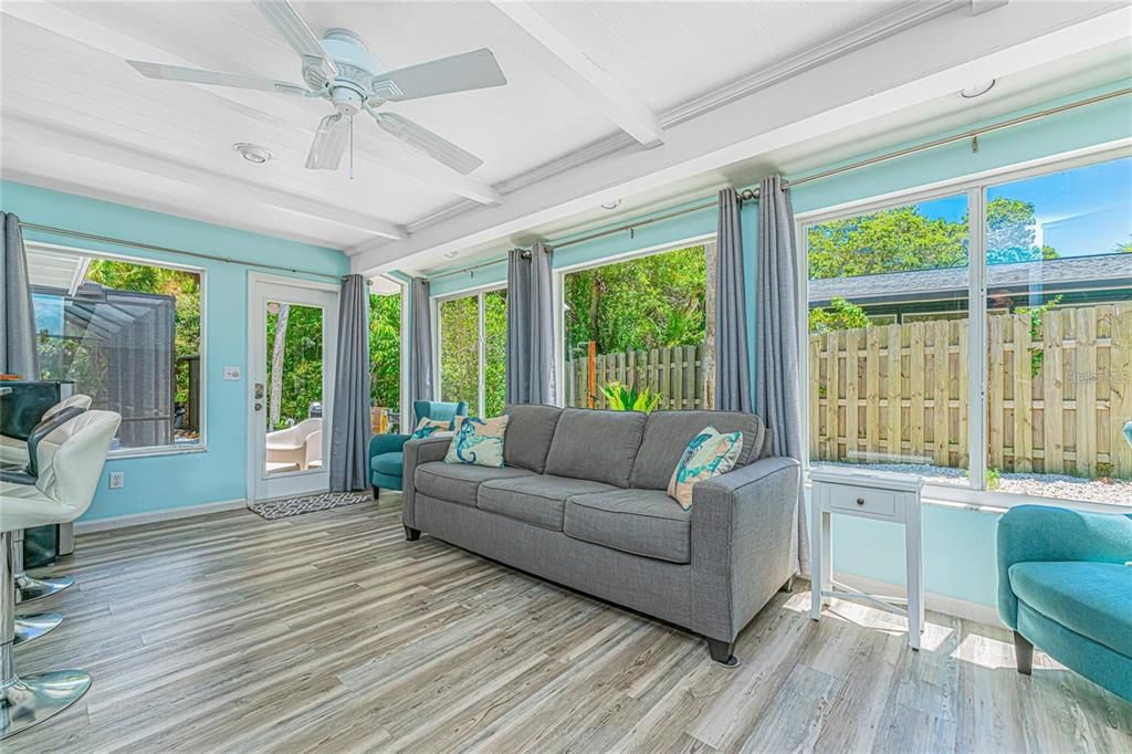 For Sale: $839,000 (2 beds, 2 baths, 1118 Square Feet)