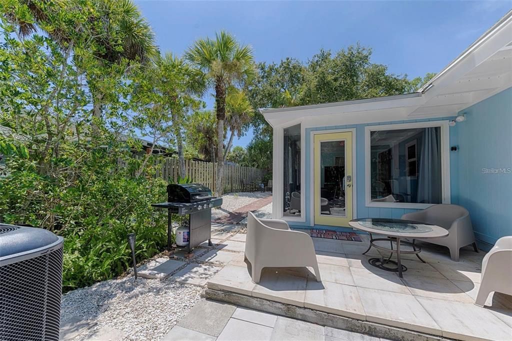 For Sale: $839,000 (2 beds, 2 baths, 1118 Square Feet)