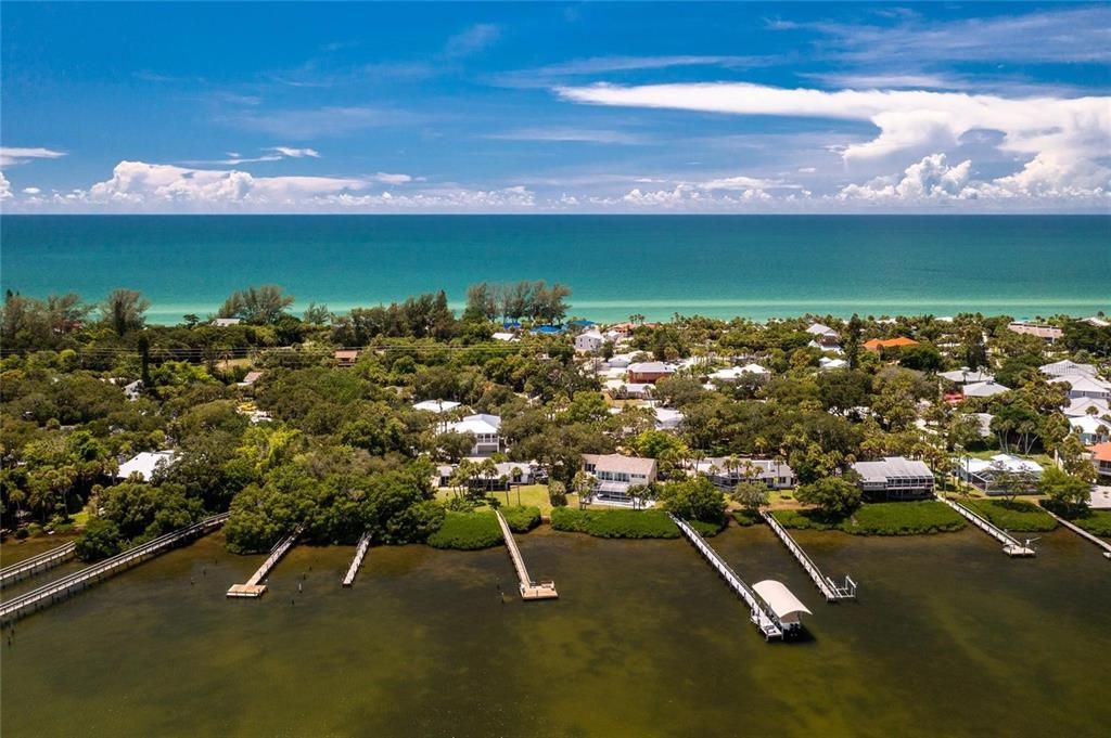 For Sale: $839,000 (2 beds, 2 baths, 1118 Square Feet)