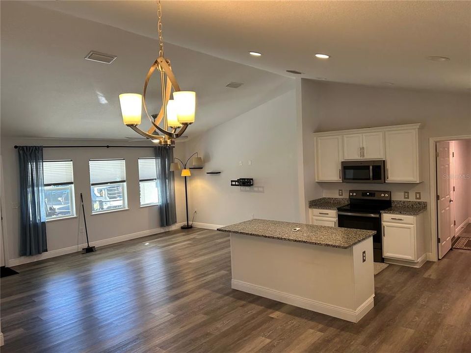 Activo con contrato: $289,000 (3 camas, 2 baños, 1498 Pies cuadrados)