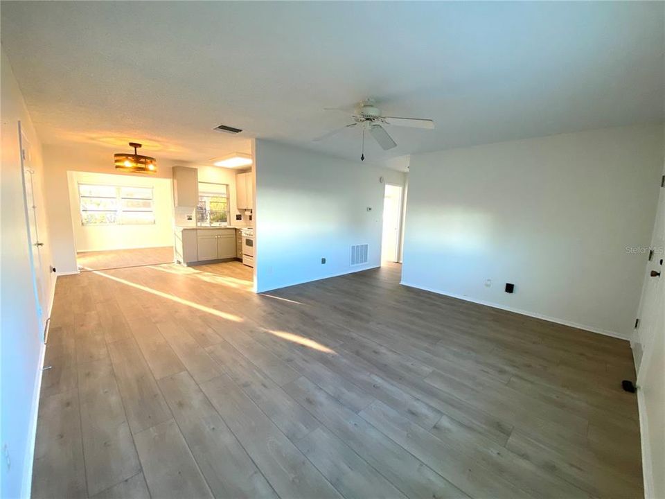 For Sale: $248,000 (2 beds, 1 baths, 1073 Square Feet)