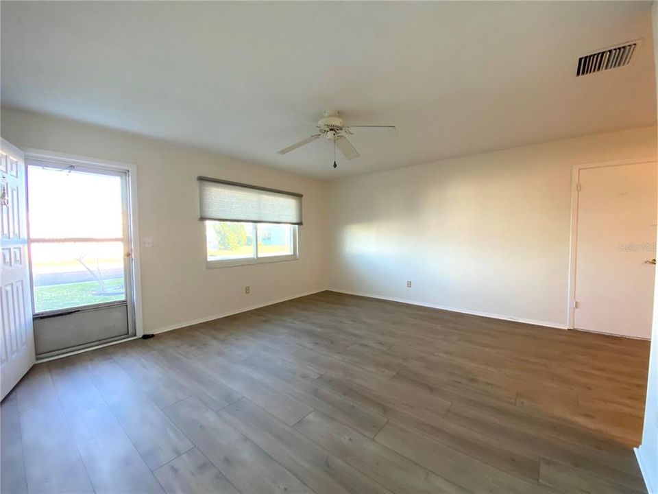 For Sale: $248,000 (2 beds, 1 baths, 1073 Square Feet)