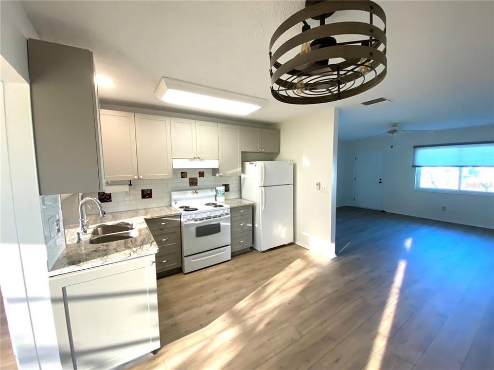 For Sale: $248,000 (2 beds, 1 baths, 1073 Square Feet)