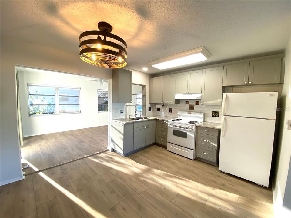 For Sale: $248,000 (2 beds, 1 baths, 1073 Square Feet)